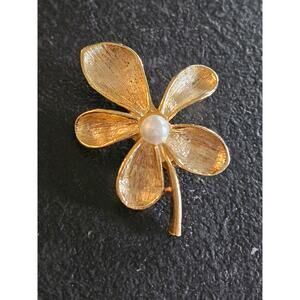 Vintage Jerry's goldtone flower brooch